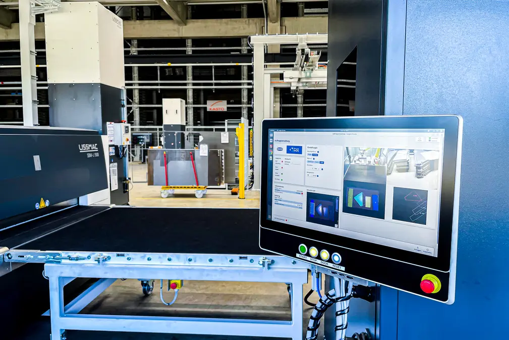 Le système reconnaît les différentes pièces sans avoir recours à un procédé d'apprentissage et commande le préhenseur avec précision.